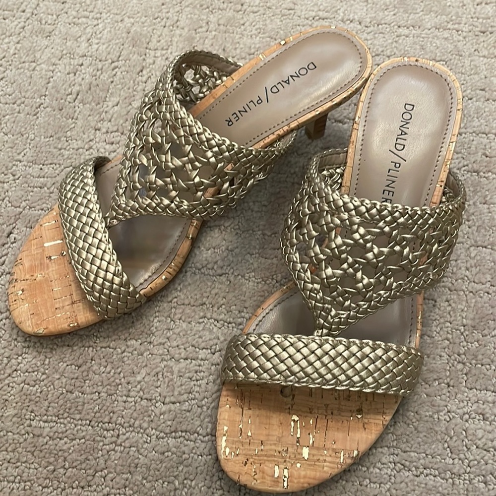 Donald Pliner cork and gold shoes